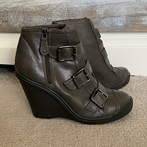 Vera Wang Simply Vera Brown Big Buckle Wedges - Picture 2 of 9